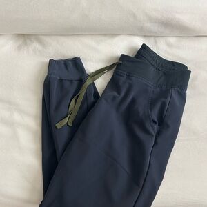 Figs Zamora Jogger in quiet navy size small petite
